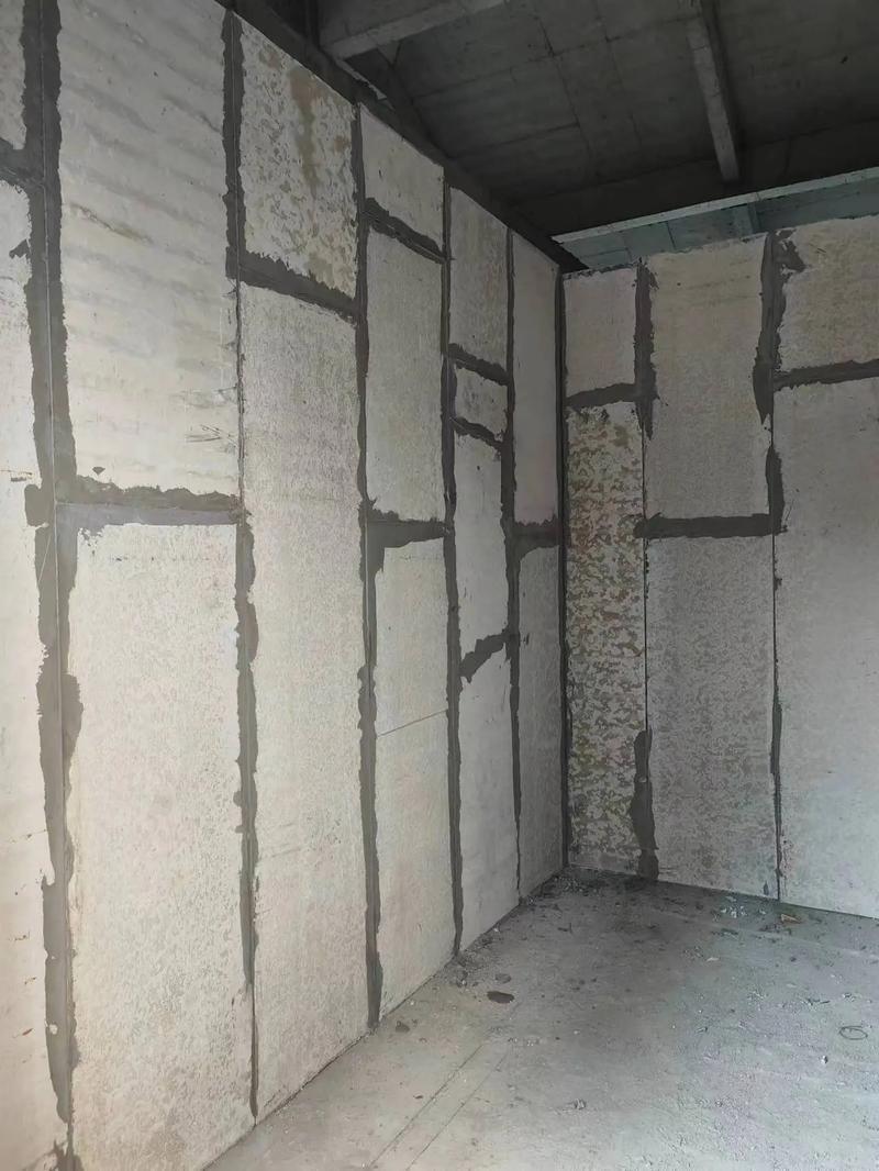 今天,我要向大家介绍一种新型的建筑材料&mdash;&mdash;实心轻质隔墙板.
